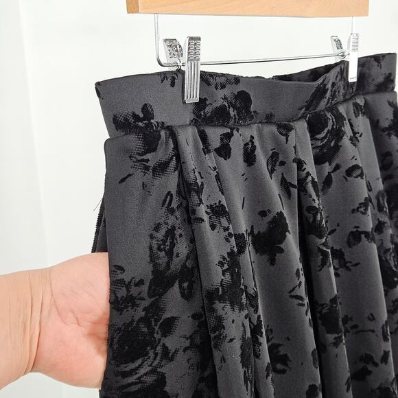 Torrid Black Goth Flocked Roses Print Pleated Pockets Mini Skirt | Women's 12 - Picture 3 of 11